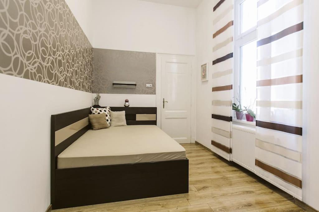 Lovely Purplish Apartment Heart Of The City Будапеща Екстериор снимка