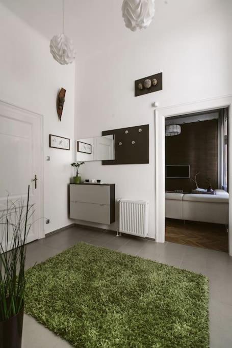 Lovely Purplish Apartment Heart Of The City Будапеща Екстериор снимка