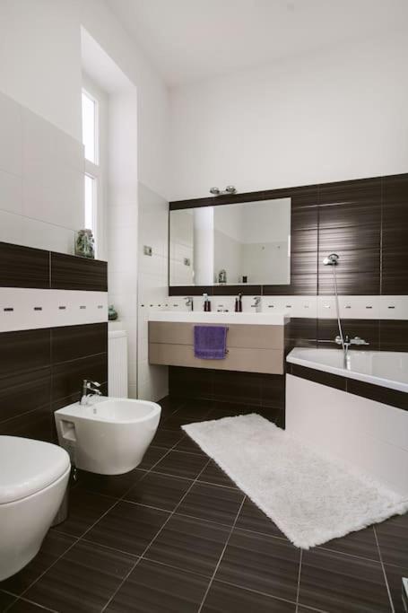 Lovely Purplish Apartment Heart Of The City Будапеща Екстериор снимка