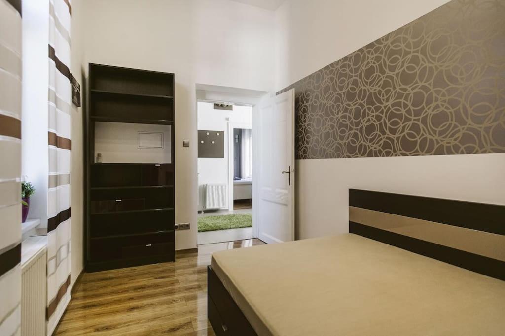 Lovely Purplish Apartment Heart Of The City Будапеща Екстериор снимка