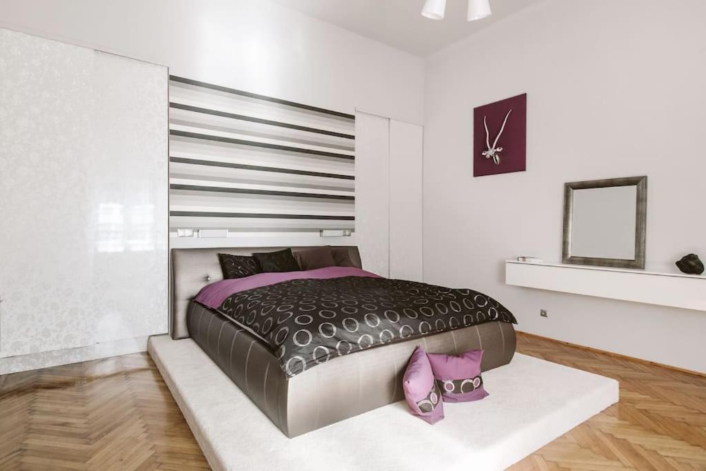 Lovely Purplish Apartment Heart Of The City Будапеща Екстериор снимка