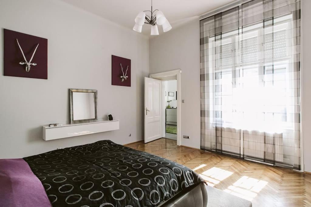 Lovely Purplish Apartment Heart Of The City Будапеща Екстериор снимка