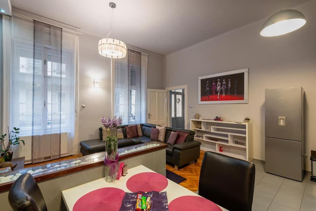 Lovely Purplish Apartment Heart Of The City Будапеща Екстериор снимка