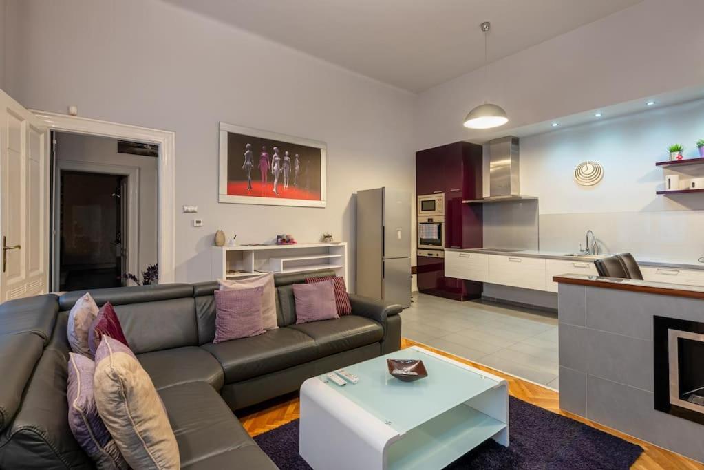 Lovely Purplish Apartment Heart Of The City Будапеща Екстериор снимка