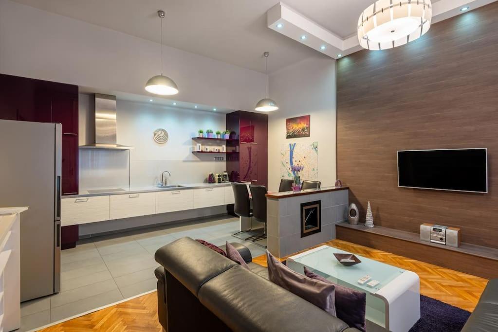 Lovely Purplish Apartment Heart Of The City Будапеща Екстериор снимка