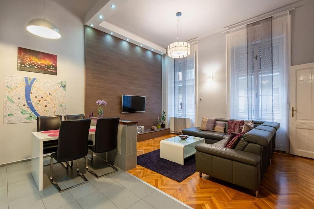 Lovely Purplish Apartment Heart Of The City Будапеща Екстериор снимка